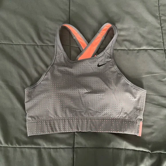 Women’s Nike sports bra - Picture 1 of 2